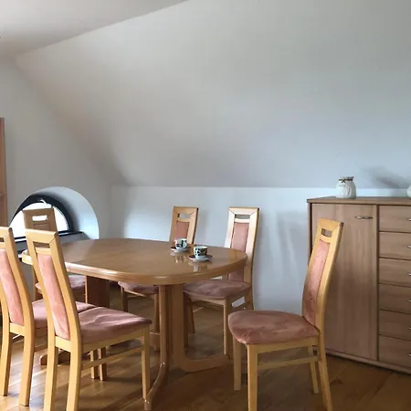 Neu Renovierte In Alter Schule דירה *