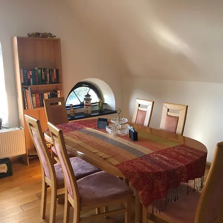 Neu Renovierte In Alter Schule דירה